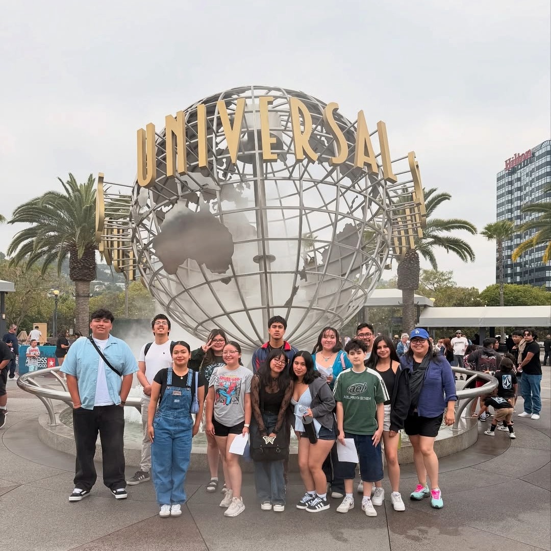 Group of Puente students in front of universal studios scultupre.